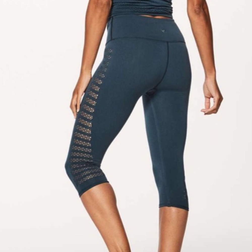 Lululemon Reveal Crop 17” in Submarine